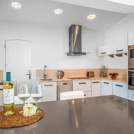 Villa Sleeps 8 Pool Air Con Wifi Corralejo