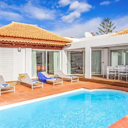 Villa Sleeps 8 Pool Air Con Wifi *