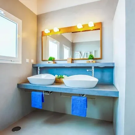 Sleeps 8 Pool Air Con Wifi Corralejo