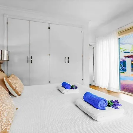 Sleeps 8 Pool Air Con Wifi