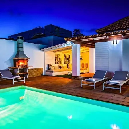 Sleeps 8 Pool Air Con Wifi